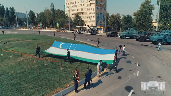 В Бектемирском районе установлен 35-метровый флагшток  - Sputnik Таджикистан