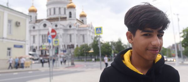 Герой снимка Желание жить, завоевавшего первое место на Международном конкурсе фотожурналистики имени Андрея Стенина, иракский мальчик Касим Алькадим в Москве - Sputnik Таджикистан