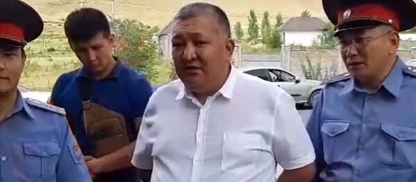 Как замглавы МВД не пустили в дом Атамбаева Как замглавы МВД не пустили в дом Атамбаева - Sputnik Тоҷикистон