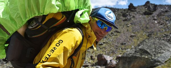 Альпинист на пути восхождения Альпинист на пути восхождения - Sputnik Таджикистан