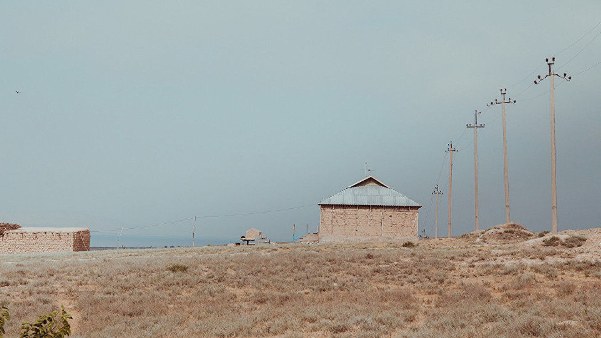 Заброшенные жилые дома в приграничном с Таджикистаном селе. Архивное фото - Sputnik Таджикистан, 1920, 09.11.2021