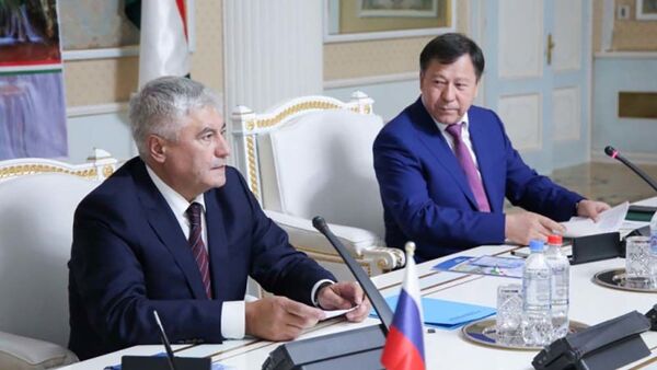 Глава МВД России Владимир Колокольцев и глава МВД Таджикистана Рамазон Рахимзода. Архивное фото - Sputnik Таджикистан