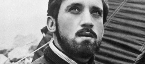 Владимир Высоцкий в роли радиста в фильме Вертикаль Владимир Высоцкий в роли радиста в фильме Вертикаль - Sputnik Таджикистан