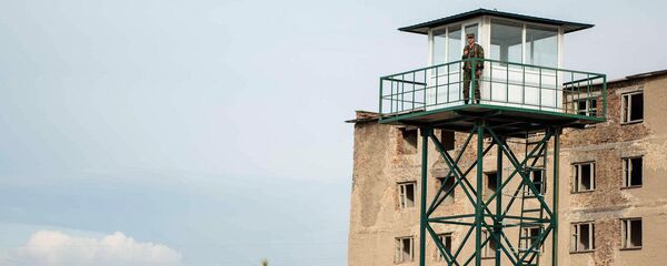 Пограничник на смотровой вышке. Архивное фото Пограничник на смотровой вышке. Архивное фото - Sputnik Тоҷикистон