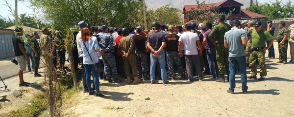 Местные жители и сотрудники МВД на кыргызско-таджикской границе в Баткенской области. Архивное фото Местные жители и сотрудники МВД на кыргызско-таджикской границе в Баткенской области. Архивное фото - Sputnik Тоҷикистон