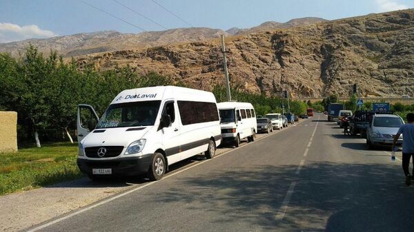 Транспорт в ожидании открытия дороге в селе Ак-Сай на кыргызско-таджикской границе в Баткенской области - Sputnik Таджикистан