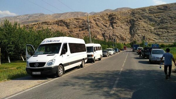 Транспорт в ожидании открытия дороге в селе Ак-Сай на кыргызско-таджикской границе в Баткенской области - Sputnik Таджикистан