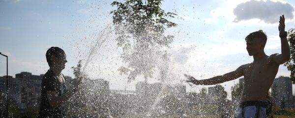 Подростки играют в фонтане в парке на Ходынском поле, архивное фото Подростки играют в фонтане в парке на Ходынском поле, архивное фото - Sputnik Таджикистан