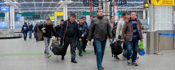 Трудовые мигранты возвращаются домой - Sputnik Тоҷикистон