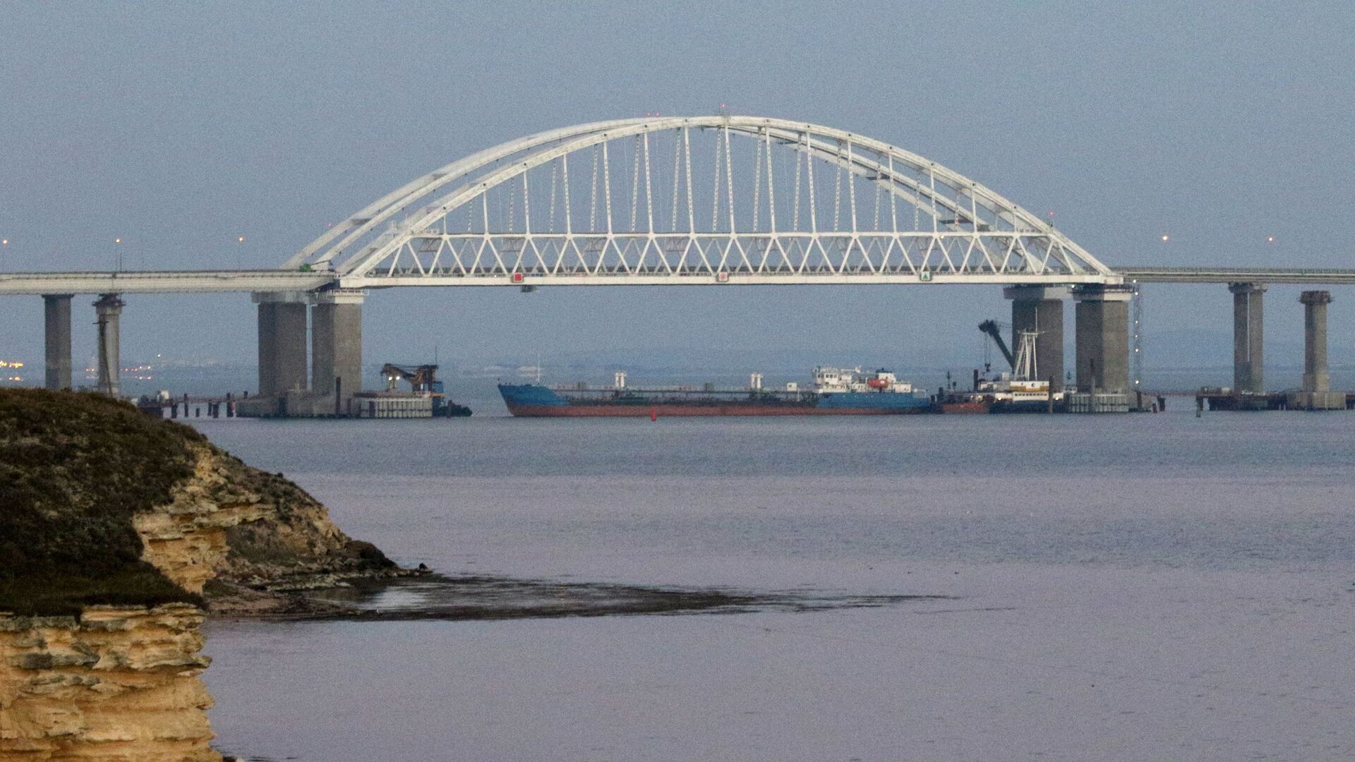 Крымский мост через Керченский пролив, архивное фото - Sputnik Таджикистан, 1920, 08.07.2022