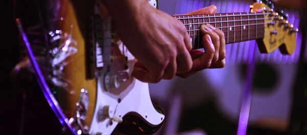 Музыкант группы Tesla Boy выступает на концерте в центральном выставочном зале Манеж - Sputnik Тоҷикистон