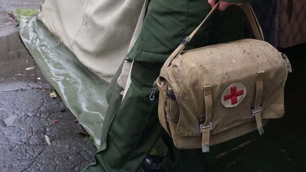 Военный медик несет сумку с медицинскими инструментами, архивное фото - Sputnik Таджикистан