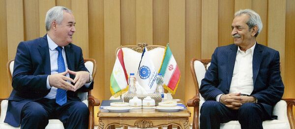 Низомиддин Зоҳидӣ, сафири Тоҷикистон дар Эрон бо Ғуломризо Шофеӣ, раиси Утоқи бозаргонӣ, саноат,  маъдан ва кишоварзии Эрон - Sputnik Тоҷикистон