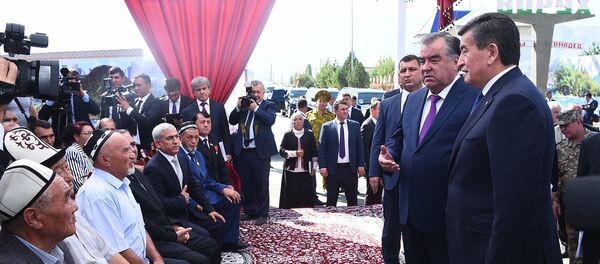 Президенты Таджикистана и Кыргызстана Эмомали Рахмон и Сооронбай Жээнбеков - Sputnik Тоҷикистон