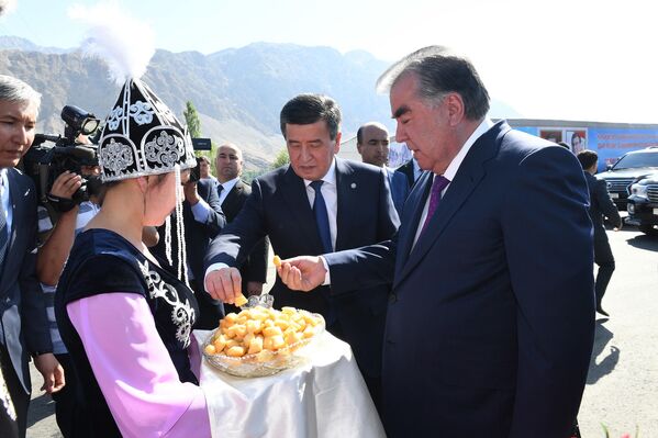 Президенты Таджикистана и Кыргызстана Эмомали Рахмон и Сооронбай Жээнбеков - Sputnik Таджикистан