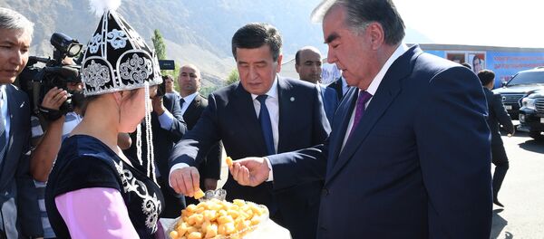 Президенты Таджикистана и Кыргызстана Эмомали Рахмон и Сооронбай Жээнбеков Президенты Таджикистана и Кыргызстана Эмомали Рахмон и Сооронбай Жээнбеков - Sputnik Таджикистан