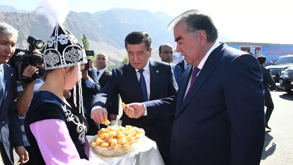 Президенты Таджикистана и Кыргызстана Эмомали Рахмон и Сооронбай Жээнбеков - Sputnik Тоҷикистон
