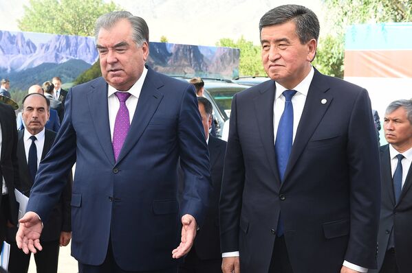 Президенты Таджикистана и Кыргызстана Эмомали Рахмон и Сооронбай Жээнбеков - Sputnik Таджикистан