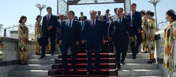 Президенты Таджикистана и Кыргызстана Эмомали Рахмон и Сооронбай Жээнбеков - Sputnik Таджикистан