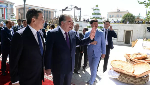 Президенты Таджикистана и Кыргызстана Эмомали Рахмон и Сооронбай Жээнбеков - Sputnik Тоҷикистон