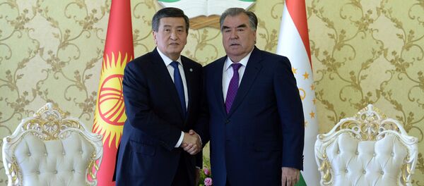 Президенты Таджикистана и Кыргызстана Эмомали Рахмон и Сооронбай Жээнбеков - Sputnik Таджикистан