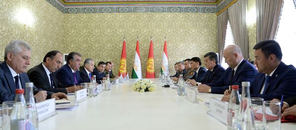 Президенты Таджикистана и Кыргызстана Эмомали Рахмон и Сооронбай Жээнбеков - Sputnik Тоҷикистон