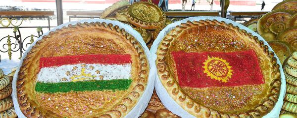 Праздничные лепешки с флагами Таджикистана и Кыргызстана - Sputnik Таджикистан