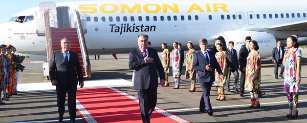 Президент Таджикистана Эмомали Рахмон прилетел в Согдийскую область Президент Таджикистана Эмомали Рахмон прилетел в Согдийскую область - Sputnik Таджикистан