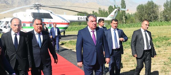 Эмомалӣ Раҳмон аз деҳоти Ворухи шаҳри Исфара боздид намуданд - Sputnik Тоҷикистон