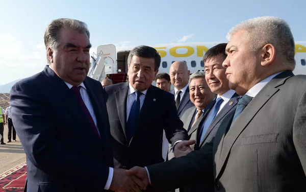 Истиқбол аз Эмомалӣ Раҳмон, раисиҷумҳури Тоҷикистон дар фурудгоҳи Исиқкӯли Қирғизистон - Sputnik Тоҷикистон