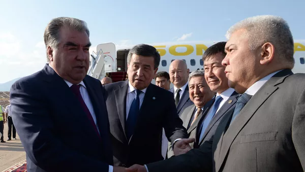 Истиқбол аз Эмомалӣ Раҳмон, раисиҷумҳури Тоҷикистон дар фурудгоҳи Исиқкӯли Қирғизистон - Sputnik Тоҷикистон