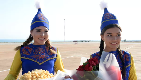 Истиқбол аз Эмомалӣ Раҳмон, раисиҷумҳури Тоҷикистон дар фурудгоҳи Исиқкӯли Қирғизистон - Sputnik Тоҷикистон