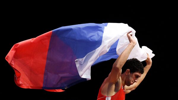 Спортсмен с флагом России - Sputnik Таджикистан