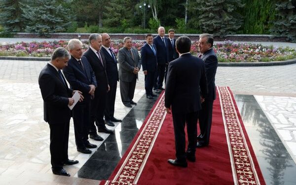 Рахмон и Жээнбеков провели переговоры на берегу Иссык-Куля Рахмон и Жээнбеков провели переговоры на берегу Иссык-Куля - Sputnik Таджикистан