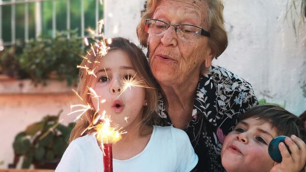 Бабушка празднует день рождения вместе с внуками - Sputnik Таджикистан