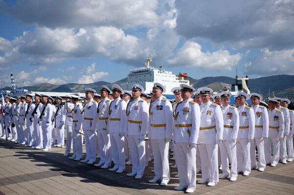 Парад, оркестр и самый большой флаг: как отпразднуют День ВМФ в городах России - Sputnik Таджикистан