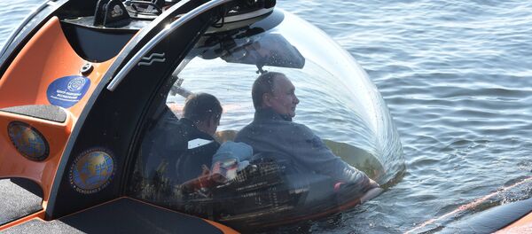 Президент России Владимир Путин совершил погружение в батискафе - Sputnik Таджикистан