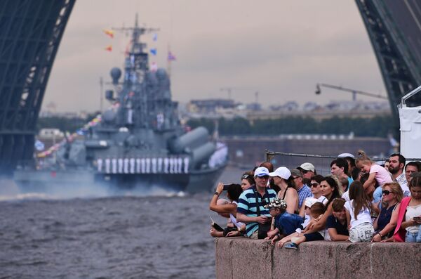 Зрители наблюдают за проходом кораблей по Неве на главном военно-морском параде, посвященном Дню ВМФ в Санкт-Петербурге - Sputnik Таджикистан
