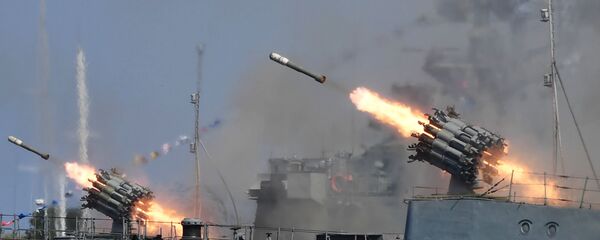 Стрельбы из реактивных бомбометов РБУ-6000 Смерч-2 с палуб кораблей в честь Дня ВМФ в Севастополе - Sputnik Таджикистан