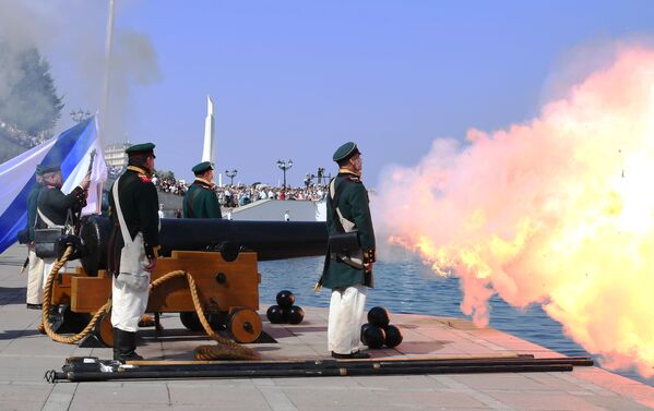 Выстрел из корабельного орудия XIX века на праздновании Дня ВМФ в Севастополе - Sputnik Таджикистан