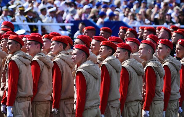 Участники Всероссийского детско-юношеского военно-патриотического общественного движения Юнармия на главном военно-морском параде, посвященном Дню ВМФ в Санкт-Петербурге - Sputnik Таджикистан