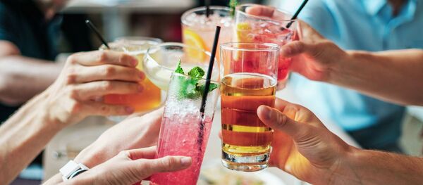 Люди чокаются коктейлями - Sputnik Таджикистан