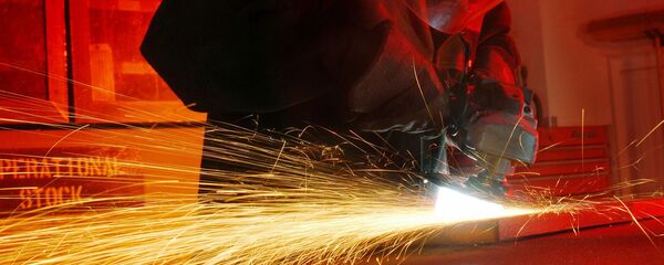 Мужчина обрабатывает метал, архивное фото - Sputnik Таджикистан