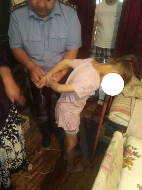 Кормандони милиса духтараки 9-соларо баста ба кати хоб дарёфтанд - акс - Sputnik Тоҷикистон