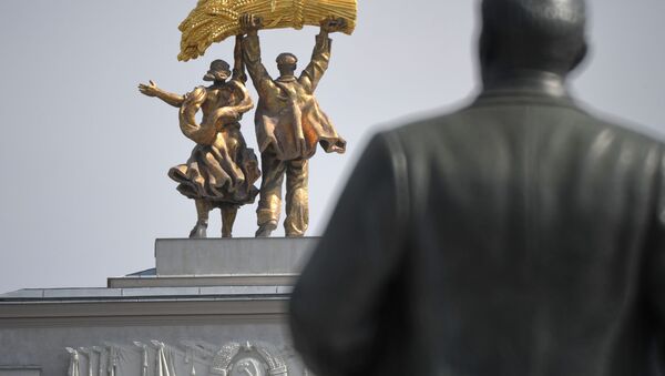 Статуя тракториста и колхозницы на арке главного входа на ВДНХ в Москве - Sputnik Тоҷикистон