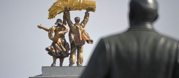 Статуя тракториста и колхозницы на арке главного входа на ВДНХ в Москве - Sputnik Таджикистан