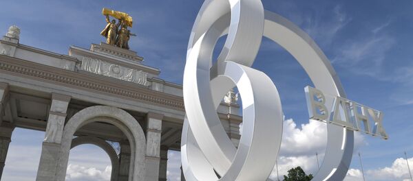 Арт объект, посвященный 80-летию ВДНХа напротив арки главного входа на ВДНХ в Москве Арт объект, посвященный 80-летию ВДНХа напротив арки главного входа на ВДНХ в Москве - Sputnik Таджикистан