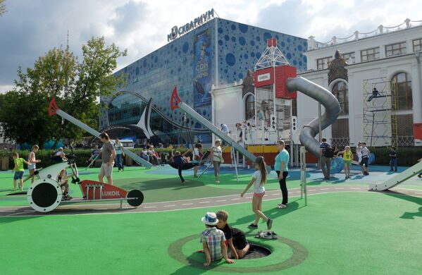 Детская площадка около Центра океанографии и морской биологии Москвариум на ВДНХ в Москве - Sputnik Таджикистан