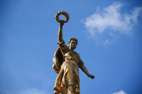 Скульптура на павильоне № 58 Земледелие (бывший Украинская ССР) на ВДНХ В Москве - Sputnik Таджикистан