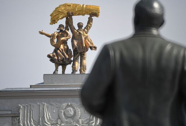 Статуя тракториста и колхозницы на арке главного входа на ВДНХ в Москве - Sputnik Таджикистан